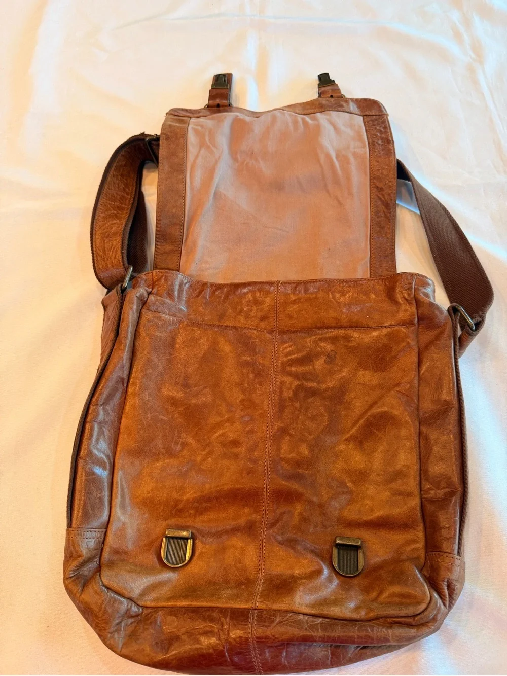 Fossil Brand Estate Distressed Leather Extra Large Messenger Bag